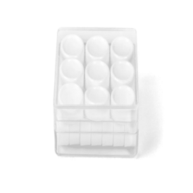 пластикова упаковка з білими гральними фішками
