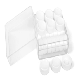 відкрита пластикова упаковка з білими гральними фішками