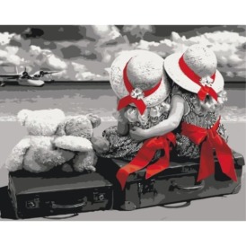 картина по номерам с двумя девочками в шляпах, сидящих на чемоданах в аэропорту